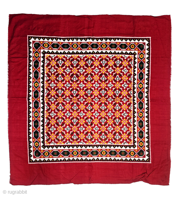 An Rare And Unusual Design Patola Rumal, Silk Double Ikat. Probably Patan Gujarat. India.

C.1900 -1925

Its size is 88cm x 90cm (20250307_154719).            