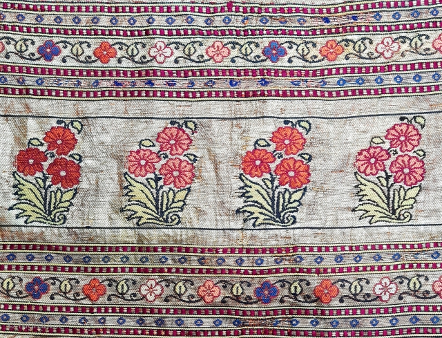 Very Rare Ashavali Floral Large Size Dupatta (Odhana) From Ahmedabad.Gujarat. India.

C.1825-1850.

Silk Woven With Silver-Gilt Badla and Discontinuous Silk-Pattern Weft.

Its size is 180cmX245cm.           