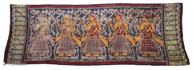 Ceremonial Maa Textile, Sacred heirloom Cloth, Kalamkari Hand-Drawn Mordant- And Resist-Dyed Cotton,From Gujarat, India.

C.1875-1900.

Exported to the South-East Asian Market. 
Toraja people (Sulawesi, Indonesia).

Its size is 88cm X 246cm (20220412_154222).    