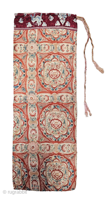Floral Chintz Kalamkari Sutra Bag,

Hand-Drawn Mordant-And Resist-Dyed Cotton,From Coromandel Coast South India. India.

C.1825-1850.

Exported to the South-East Asian Markets.

Its size is 20cmX50cm (20240612_162609).           