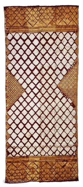 Chand Bagh with Ghunghat Phulkari From West(Pakistan) Punjab. India. India. untwisted Floss silk on hand spun (Halwan) cotton ground cloth.

Early 19th Century.

Its size is 110cmX255cm (20230908_105722).       