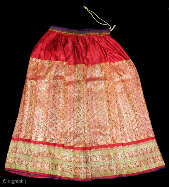 Khinkhab Zari Brocade Skirt.From Jamnagar,Gujarat,India. Its condition is Good.Its size is L-85cmXW-210(DSC05594 New)                    