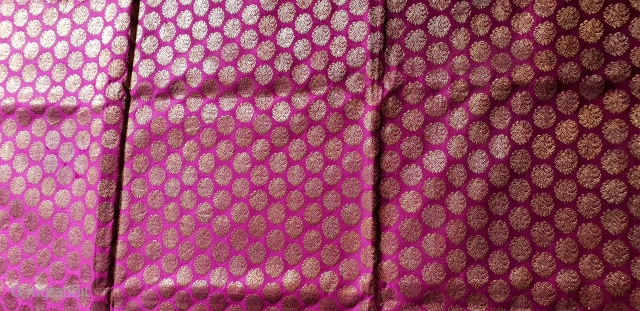 Zari (Real Zari) Brocade Khinkhab Thaan (Yardage) from Jamnagar Gujarat, India. Beautiful Buta Design work in the middle. C.1900.Its size is 88cmX440cm(20181114_124349).           