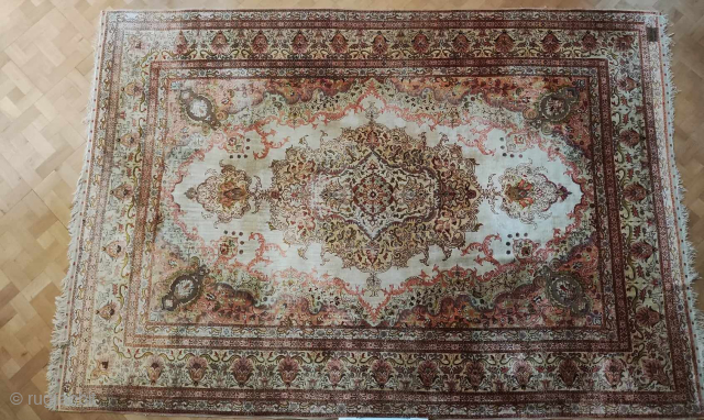 Gréât antique silk on silk and métal thread roomsize rug.
Signed. No repairs. Gréât condition. No fades colors, signed.
Size is 290x190cm             