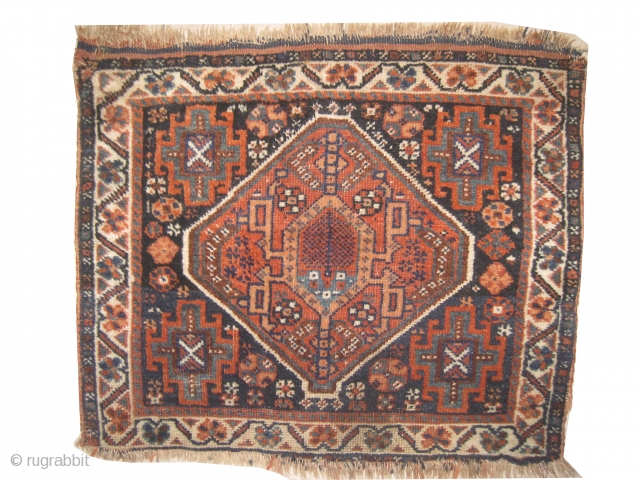 Shiraz Persian 1910

Antique, collector's item, vegetable dyes, the knots are hand spun wool, the warp and the weft threads are mixed with wool and goat hair, the up edge is finished 2,5  ...