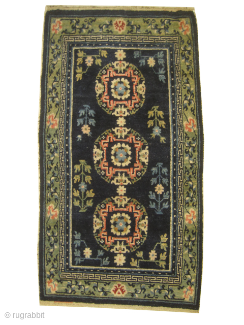 
Chinese rug, knotted circa 1920 antique, 73 x 135 cm, IS: SRO-3
The knots are hand spun lamb wool,the background color is indigo, at the center three medallions, the surrounded large border is  ...