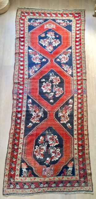 Description and origin: charming Karabagh runner, from Caucasus region.

Age: around 100 years.

Dimensions: approx. 310 cm X 130 cm.

Condition: very good, normal wear and tear (see pictures).       