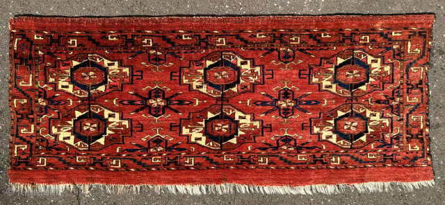 Tekke torba, 1st half 19th c., rare curled-leaf border, some abrashes, 100 x 40 cm. 1st photo: in sunlight, 2nd photo: clouded sky.
Mail to: matthiaswohlgemuth@gmx.ch        