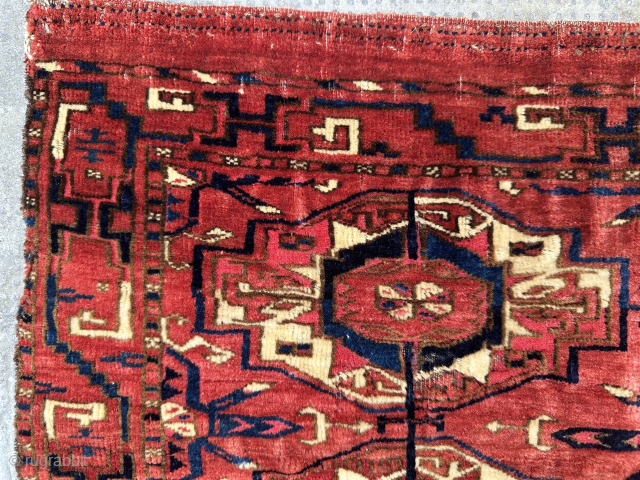 Tekke torba, pre-1850, 103 x 41 cm, fine weaving. Rare curled-leaf border, upper güls with a corrosive pinkish red (insect?) dye. Missing sides, some (moth) damages, but overall good pile. 3rd photo  ...