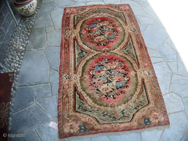 200 x 113  cm is the size of this antique CAUCASUS piece.
In perfect condition - like a new piece -
Made in the district of KUBA.
It' a  ZEIKHUR carpet design GOL-FARANG.
All  ...