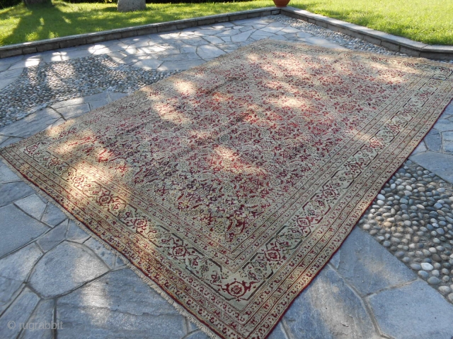 Agra carpet antique. Very good condition. Palace size for
this beautiful piece:  395 x 277 cm.
Full pile and has been not restored.
More pictures of request. Carpet from Venise.
All the best and thanks  ...