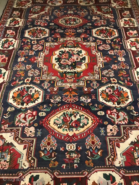 303 x 212 cm old Bachtyar design Farah-Dunbeh in very good condition
and with fine asimmetrical knot. Washed and ready for domestic use.
For more info or photos of this Chahre Mahal -va-Bachtyari don't  ...