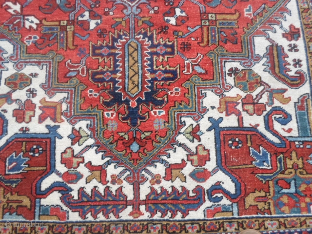 Heris 280 x 180 cm. It is in good condition.
The carpet has full pile.
Natural dyes - Washed and ready for domestic use.
More info, photos or price on request. Thanks for all
your attention.
All  ...