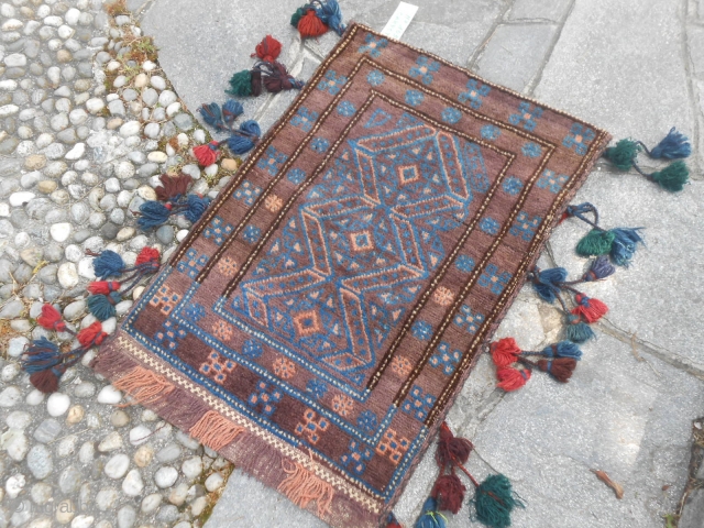 99 x 68  cm
Old AFGHAN Belouch Balisht
In very, very good condition.
Wool on wool. Carpet and kilim reverse.
Shiny wool and beautiful colors for this carpet.
        