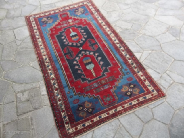 SIZE  cm. 240 x 140 cm. = ft. 7,33 x 4,60 ft.
In perfecto condition. All wool and fastened colors.
Original design for this Antique KAZAKH.
Bejinning XX th. century.

Greeting from lake of Como  ...