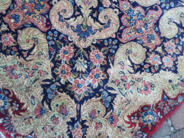 Palace Ravar-Kerman in very, very good condition.
Full pile, original sizes, selvedges and ends.
Millefleures design with a big medaillon.
Carpet has been washed and ready for domestic use.
Very fine knot for this liberty Persian  ...