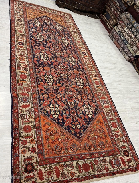 Antique Malayer rug in good shape. Colors are good and quality is perfect.
Size : 383x155cm / 12’6” x 5’1” available.             