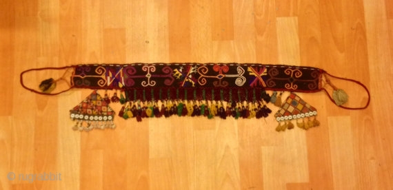 Multi colored antique Uzbek tassel
Size: 75 cm X 16 cm

100% handmade

VINTAGE UZBEK TASSELS :
”Segusha”( Triangle) is a decorative embellishments, whose function, was to decorate the beddings tucked away folded against the walls  ...