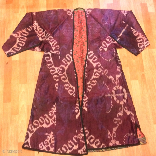 Ikat silk chapan kaftan clothes
19.century
Very beautiful 

Size : 
Height : 135 cm
Under arm : 70 cm
Shoulder size : 60 cm

Fast shipping worldwide
           