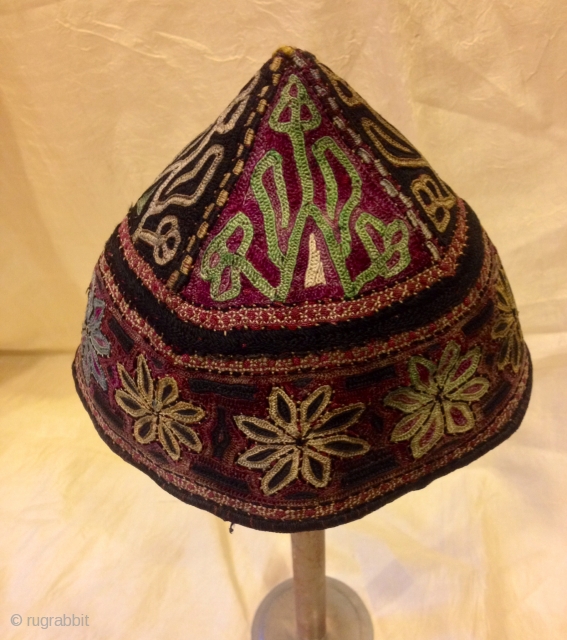 turkmens old vintage hat , antique old fabric , embroidery unisex hat, 

accesories hat, decorative hat

ethnic fabric

hat circumference 19 inç. ( 48 cm. )

Small Size 

U.S. fast shipping fedex ,extra no charge  ...