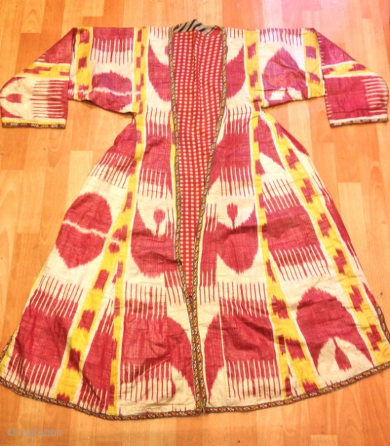 Uzbek ikat silk chapan ethnic vintage chapan 
kaftan originall natural dyes color

Size: height :120 cm 
shoulder size : 43 cm
Under arm : 41 cm

100% silk handmade

FAST WORLDWIDE SHIPPING by FEDEX EXPRESS almost  ...