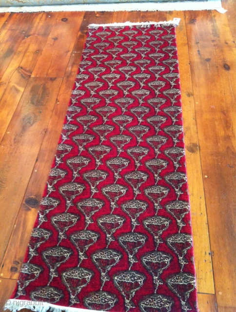 Red Lotus Runner
Pak Persian
2.5'x 8'
                            