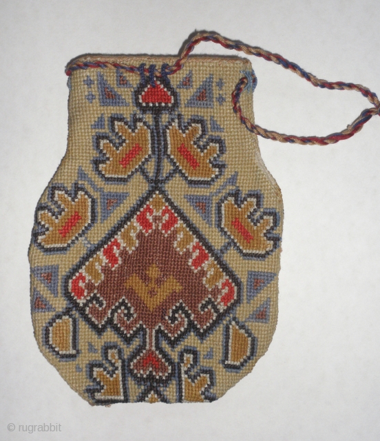   

     Here is a beautifull old Shakhrysabs Uzbek embroidered purse. 

     These little "Coin Purses"  were made by Uzbek woemen of  ...