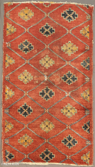 A Beautiful Small Antique Chinese Peking Rug, 1880-1900

150 × 87 cm (4' 11" × 2' 10"),

Extra EU citizens/UE Companies: €532.00             