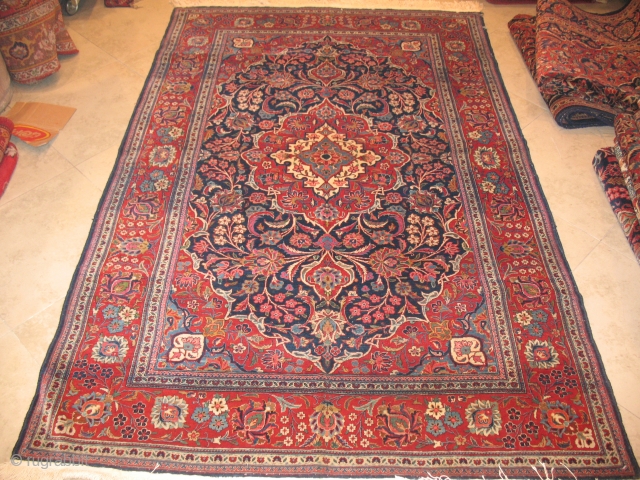 KASHAN CIRCA 1900 
Very good condition 
Rare Design 
Good weaving
SIZE : 132 X 206                   