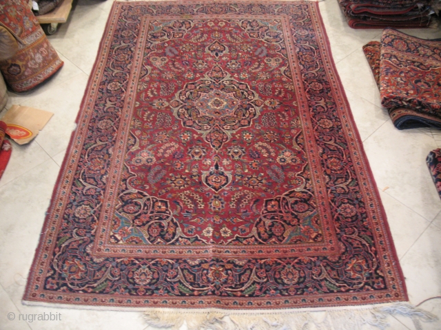 KASHAN Antique CIRCA 1930
Excellent Condition 
SIZE :  133  X  212                    