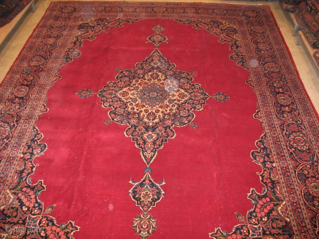 HASFAHAN CIRCA 1900
GOOD CONDITION
SIZE : 372 X 373
ITEM NO. 79                       