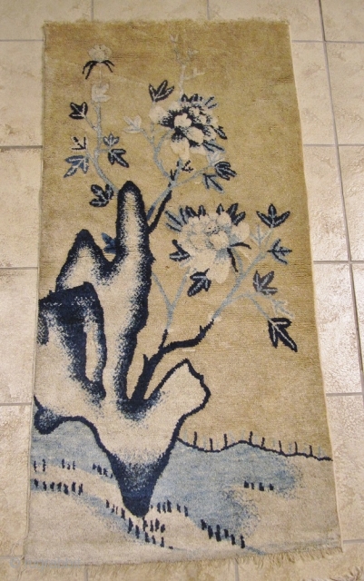 Antique Peking rug. Size: 133x67cm / 4'4''ft x 2'2''ft www.najib.de                       