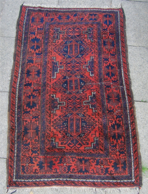 Antique Baluch rug with beautiful "crab" border. Size:150x98cm / 4'9''x3'2'' Generally good condition except for two little folds.               