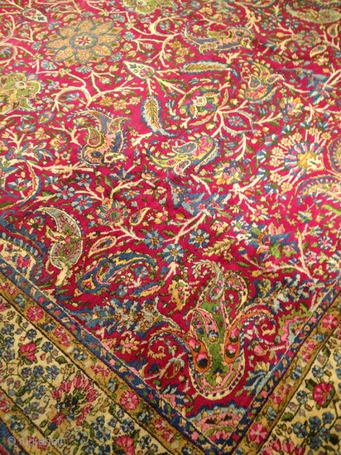 Fine antique Persian Kirman Ravar carpet. Size: 380x275cm / 12'5''ft x 9'1''ft www.najib.de                    