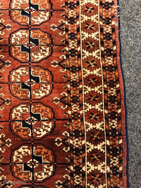 Antique Turkmen Tekke rug with rare white star border, size: ca. 170x135cm / 5'6''ft by 4'5''ft, age: 19th century.              