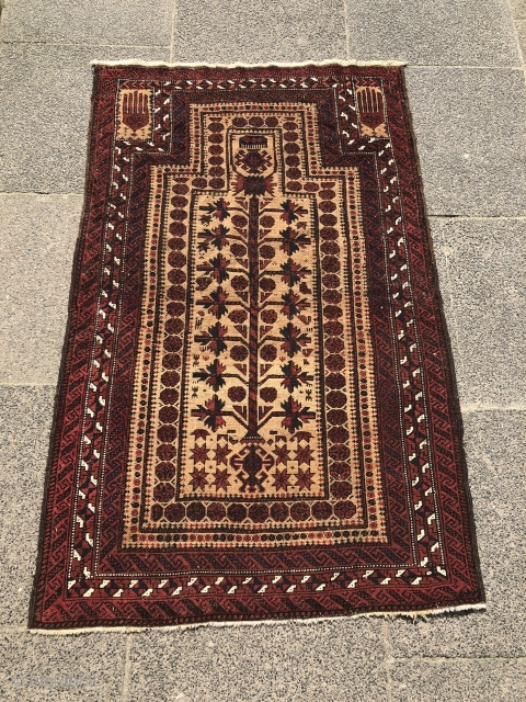 Very nice antique Baluch prayer rug with stylized hands, size: 142x90cm / 4'6''ft x 3ft                  