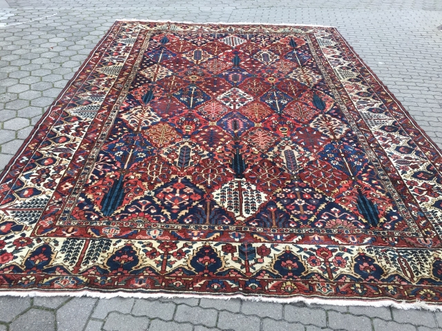 Large antique Persian Bakhtiary carpet with garden design from the 1920´s, very decorative. Size: ca. 505x350cm / 16'6'' x 11'5'' ft www.najib.de           