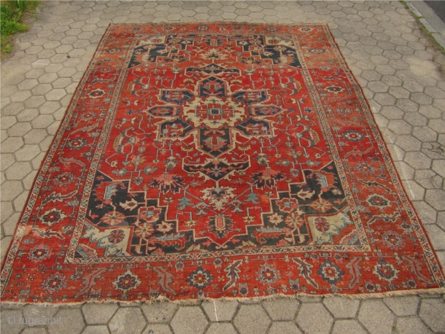 Decorative antique Persian Serapi Heriz. 19th century. Size: ca 370x295cm / 12'2'' x 9'7''                   