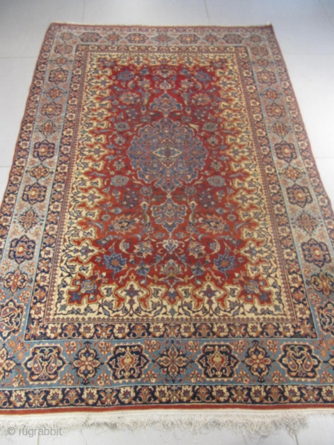 q) Isphahan Persian rug, 20th century, perfect condition
size: 215 X 140  /  7' X 4'                