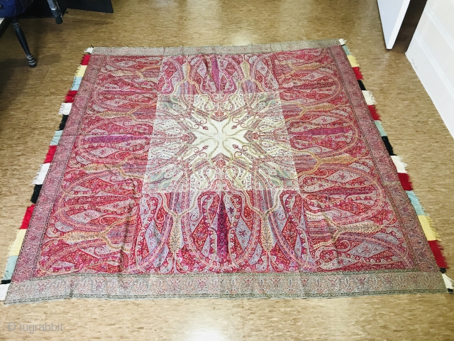 Beautiful antique Kashmir shawl 18th century in very good condition it measures 190 by 190cm
Fine colours.                 