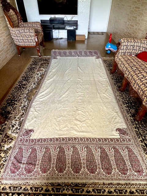 Exceptional antique Indian
Kashmir shawl known as Jaipuri 18th century it's
in stunning condition best thin weaving and very
light weight it measures 320 by 135cm price on request       