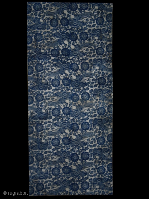 Batik fragment cod. 0539.Cotton, traditional dyes. Miao people. Guizhou province. South China. Late 19th. century. Very good condition. Cm. 75 x 150 (2'5" x 4'11").
The fragment is professionally sewn onto a cotton  ...