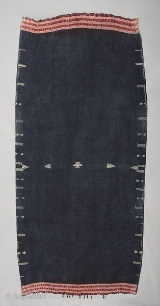 Woman's mantle "Backhnug" cod. 0404. Wool cotton tie-dye. Berber people. Matmata area. Tunisia. Early 20th. century. Good condition with one old patch. Cm. 110 x 216 (3'7" x 7'1").    