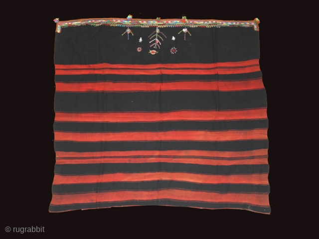 Women's shawl "Ajar" cod. 0553 silk embroidery on wool and silk, traditional dyes. Jebeniana area. Tunisia. Early 20th. century. Perfect condition. Cm. 118 x 125 (3'10" x 4'1").
Black (wool) and red (silk)  ...