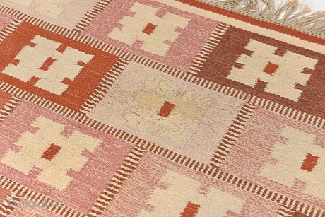 Swedish flatweave "Vitsippor" by Sigvard Bernadotte (1907-2002).
This piece is in good condition, got a few small stains. 

Size: 230 x 170 cm.           