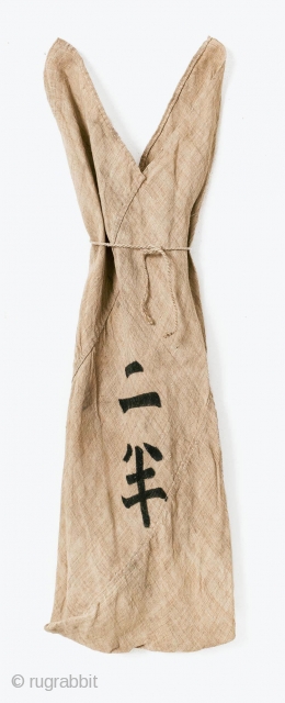 This is a Japanese Undyed Hemp Tsunobukuro "Horn Bag"

This is a Japanese hemp tsuno-bukuro, or "horn bag"

Tsuno-bukuro are composed of a single long piece of hand-woven fabric, sewn together on the bias  ...