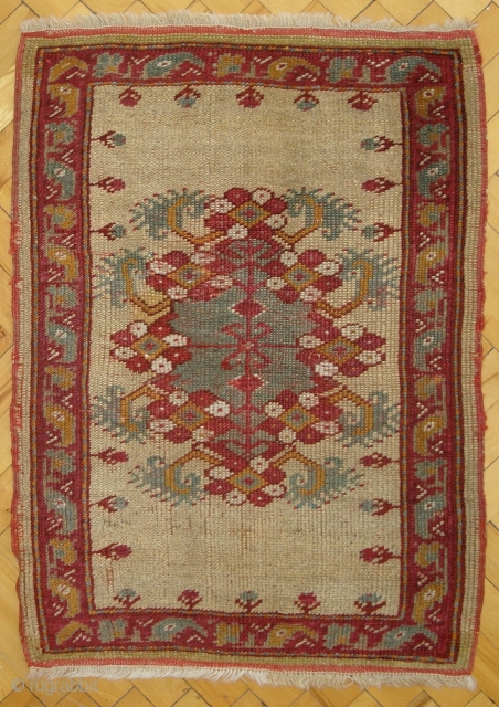 West Anatolian Ushak yastik 33" x 22" (83cm x 57cm).                       