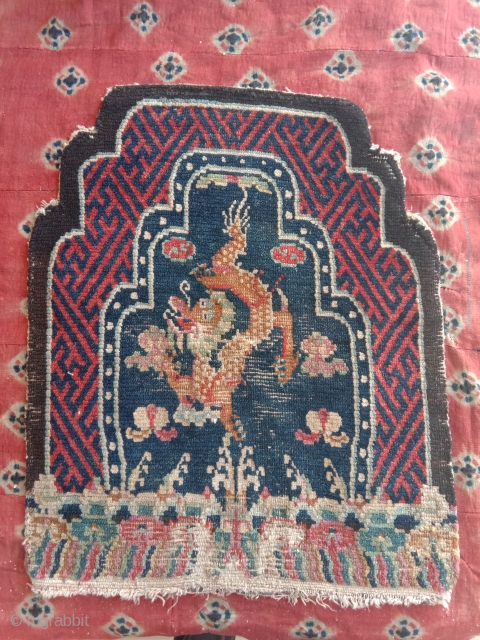 tibetan throneback which can be dated prior to 1900 are rare.. very good attrativ colors, wool on wool.super soft handle top quality tibetan wool..         