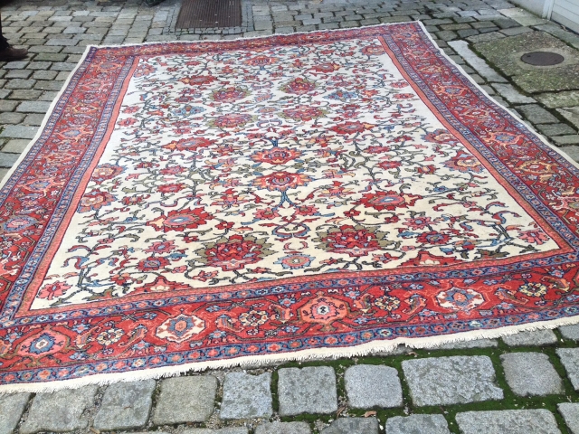 Antique mahal rug, size is 3,90 x 3,00 m. Nearly perfect condition.                     