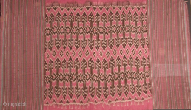 T-0511
Selimut; South Sulawesi Torajan people, Rong Kong district, 
handspun cotton ikat with striped border.
240 x 144 cm
Circa 1920

Provenance: Former collection of the late John Brian Brake       